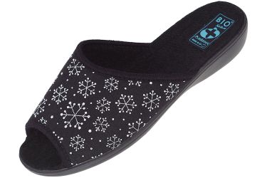 Pantofle kapcie filcowe BIO Adanex 28323 PU szersze czarne w śnieżynki